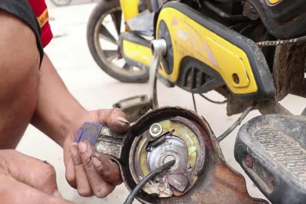 克孜勒电动车刹车故障